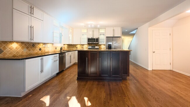Building Photo - 912 Crain St