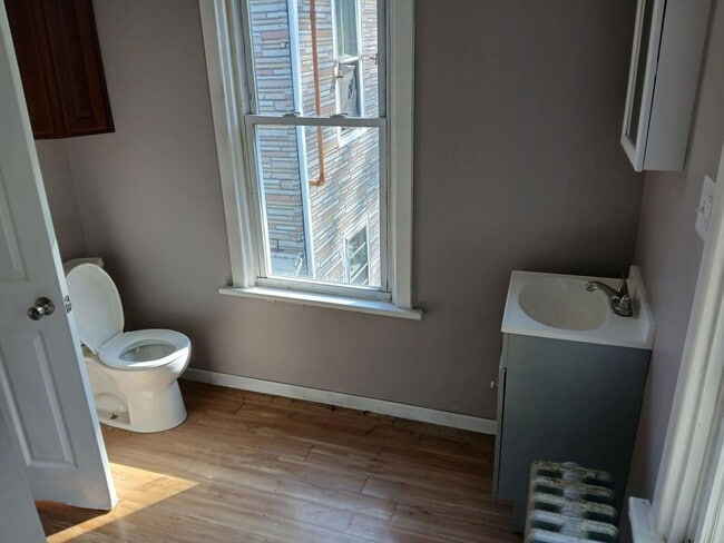 Building Photo - 4 bedroom 1 bathroom