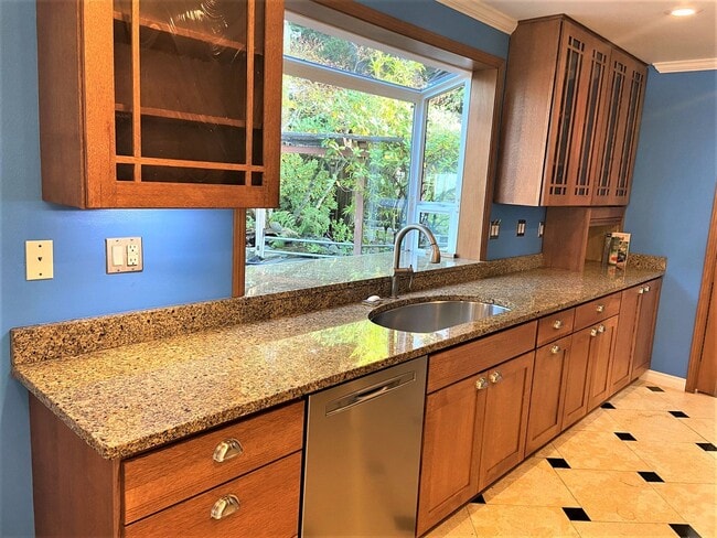 Building Photo - Classic Updated Home Near Whatcom Falls!