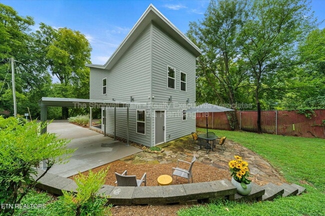 Building Photo - 1327 Brown Ave