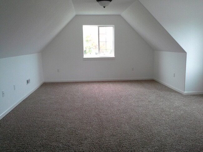 Building Photo - Conveniently Located and Comfortably Sized!