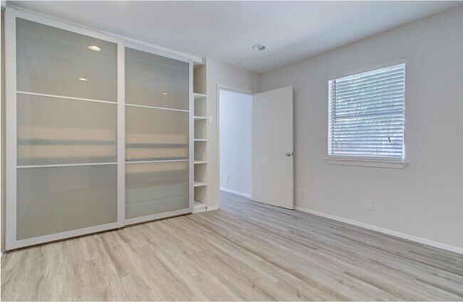 Building Photo - 5704 Darling St