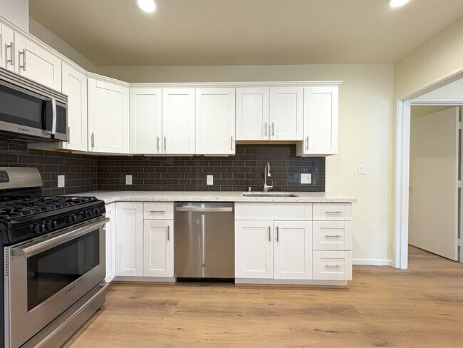 Building Photo - Beautifully Updated 2BR/2BA – Yard & Garage