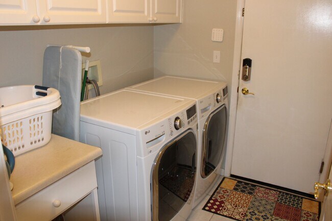 Building Photo - Gorgeous Single Story 3 Bedroom, 2 Bath wi...