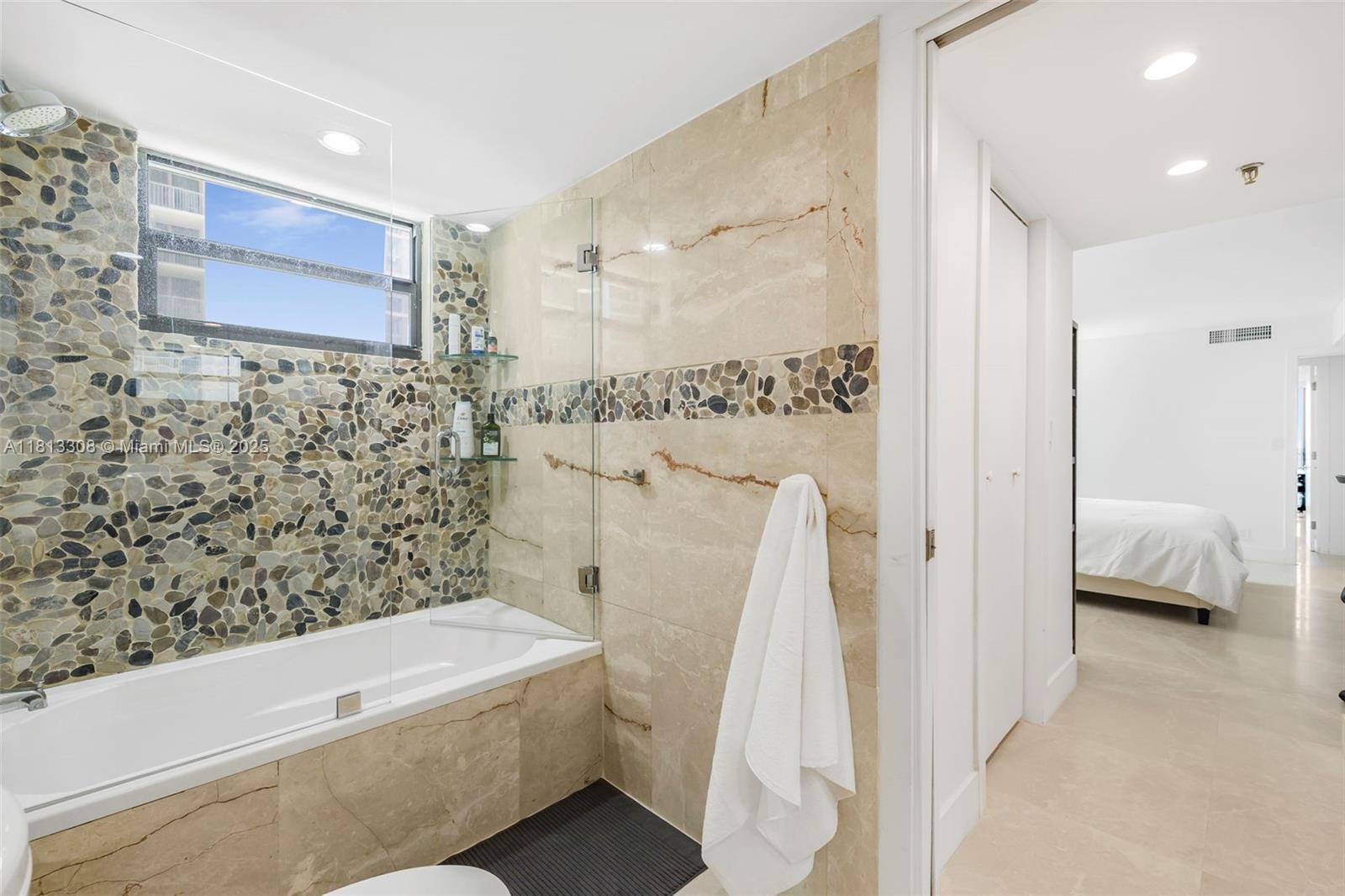 Building Photo - 2625 Collins Ave