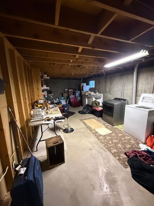 Building Photo - 3-bedroom, 2-bathroom home in the heart of Windsor with Detached Workshop!