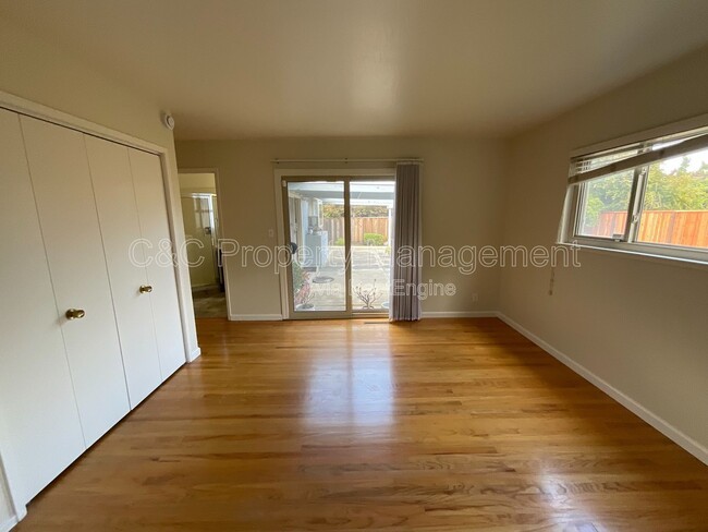 Building Photo - 1426 Ormsby Dr