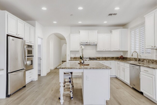 Building Photo - 800 W Howe St