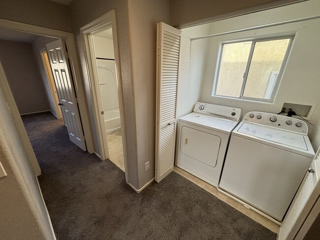 Building Photo - Gorgeous 3Bed/2.5Bath/2Car, 2-Story Home located in Spring Valley- $300 Off Move in Fees!