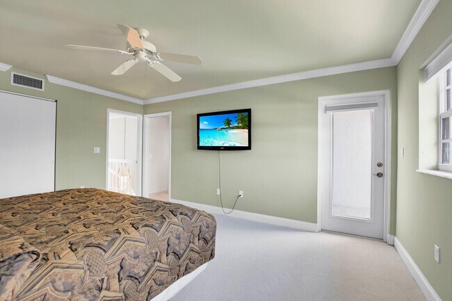 Building Photo - 1222 Hillsboro Mile