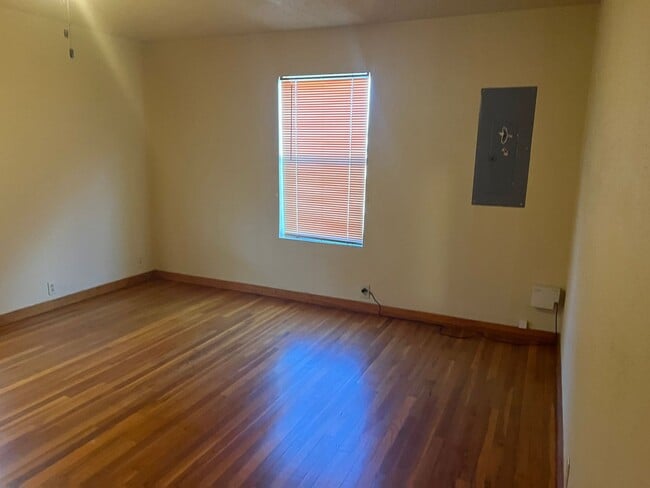 Building Photo - Country Living Home