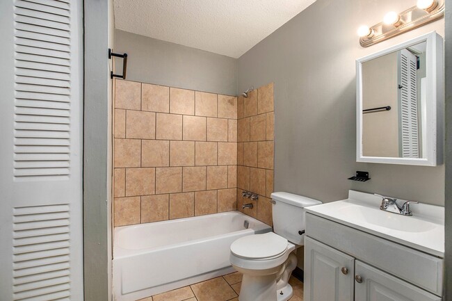 Building Photo - *MOVE IN SPECIAL* $250 Off First Full Month's Rent OR Free 55in TV! Beautiful 2BR/1BA Duplex in I...