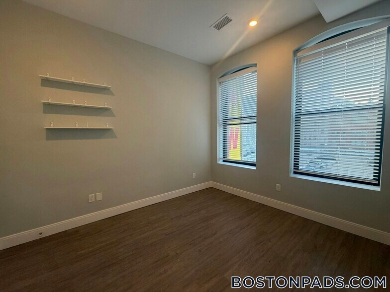 Building Photo - 517 Main St