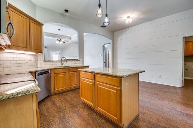 Building Photo - Amazing 3 Bed, 2 Bath Rental Available in ...