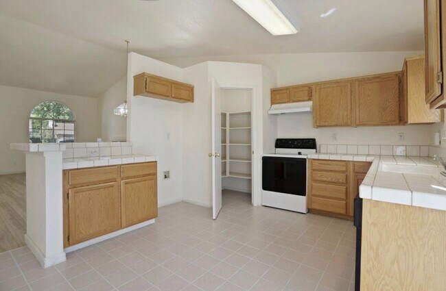 Building Photo - 5451 Governor Cir