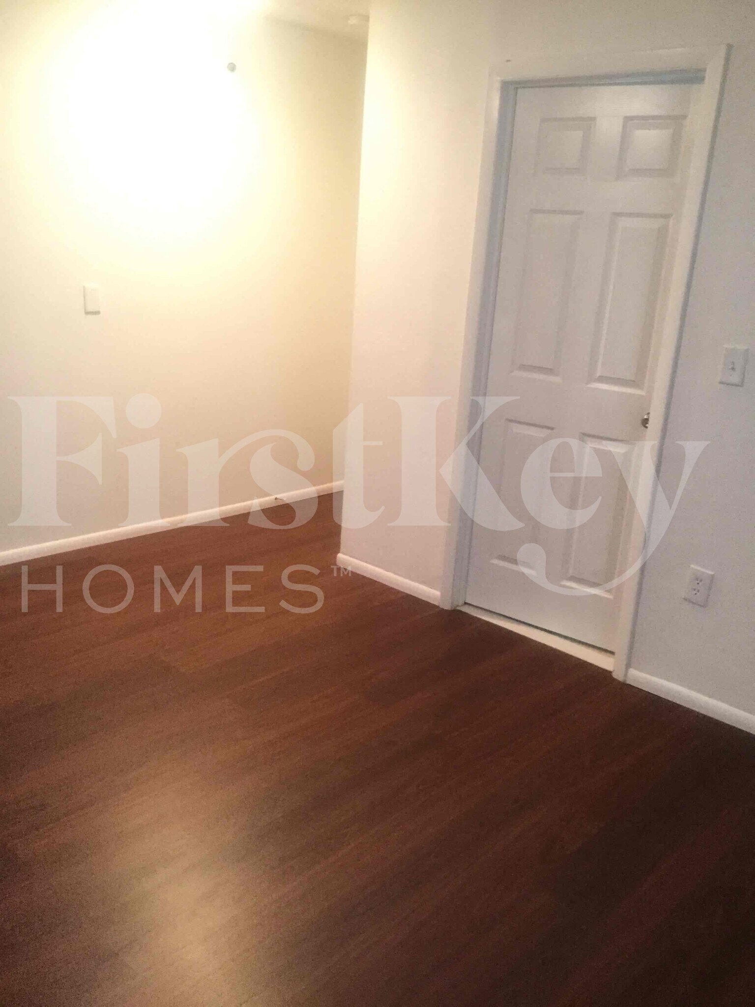 Building Photo - 305 NE Floresta Dr