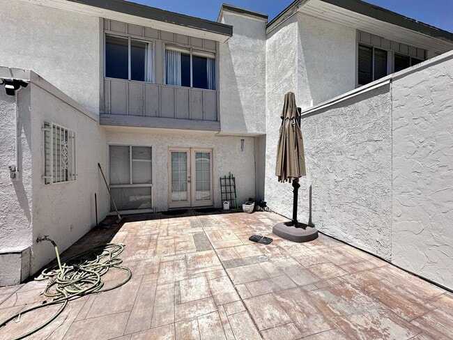 Building Photo - 3 BEDROOM 2.5 BATH TOWNHOME
