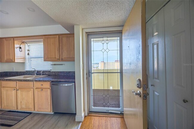 Building Photo - 4775 Cove Cir