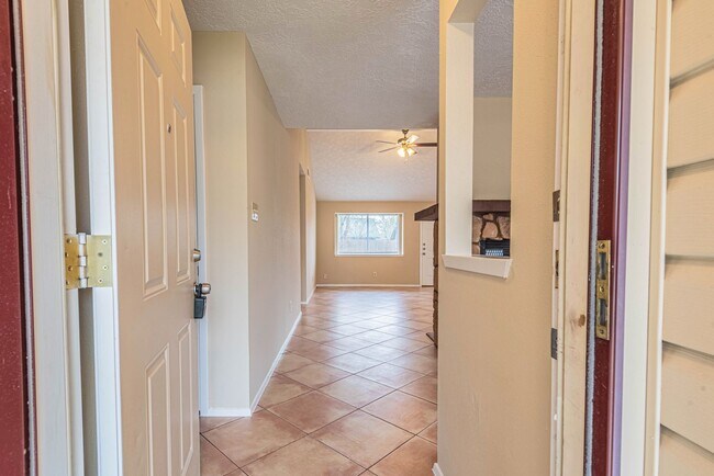 Building Photo - 2516 Orion Dr