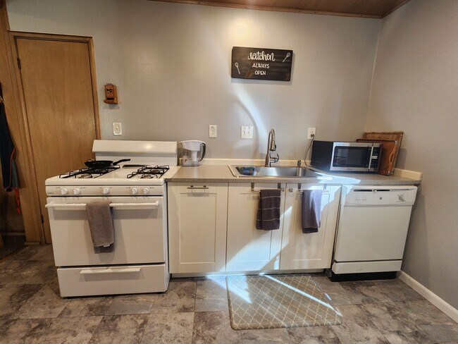 Building Photo - SKI LEASE: Close to Bus Line, Full Kitchen...