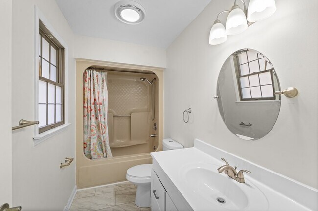 Building Photo - 983 Beverly Dr