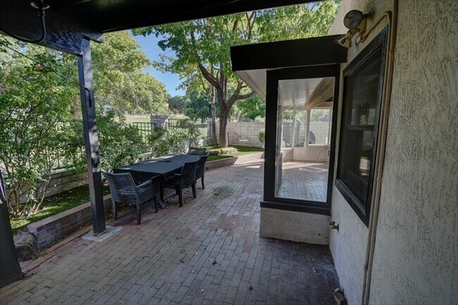 Building Photo - 9651 Village Green Dr NE