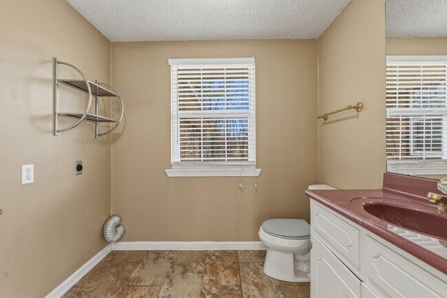 Building Photo - Nice 3 Bedroom 2 and a Half Bathroom House in Jacksonville, Arkansas