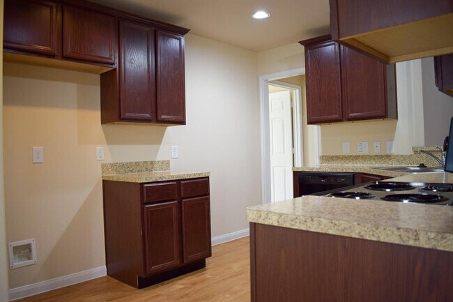 Building Photo - 13421 Raintree Dr