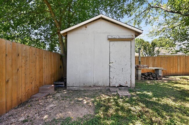 Building Photo - 14511 Oliphant St