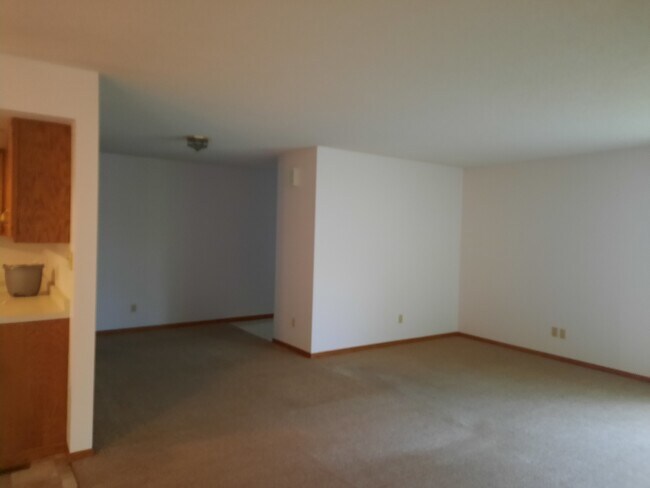 Building Photo - 613 N Broadway