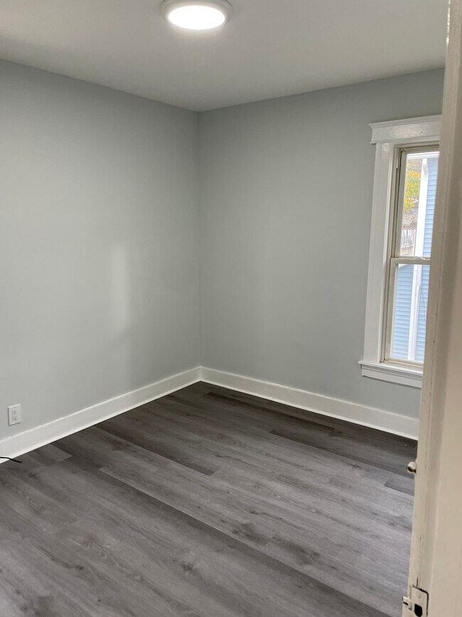 Building Photo - Spacious Home in a Great Neighborhood