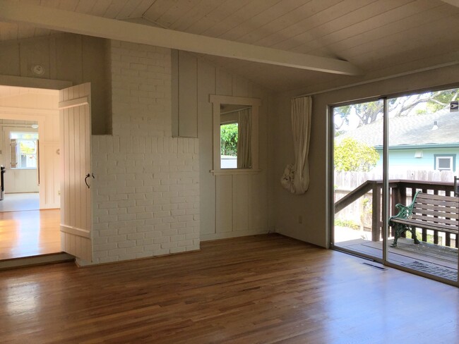 Building Photo - Adorable Two Bedroom in Pacific Grove!