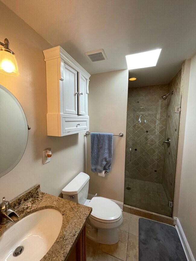 Building Photo - Charming 2 Bedroom/3.5 Bathroom Townhome i...