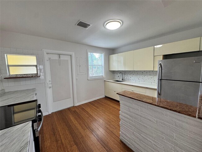 Building Photo - 1441 NE 134th Rd