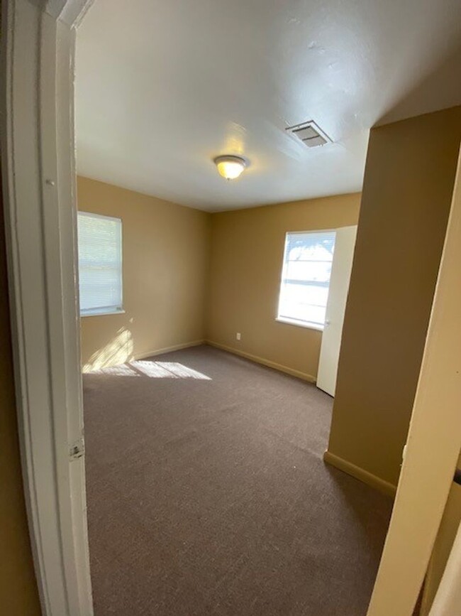 Building Photo - Cozy 3-bedroom, 1.5 bath for lease in west...