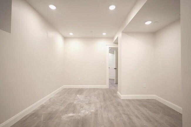 Building Photo - 701 E 2nd St