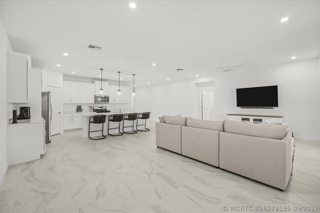 Building Photo - 10550 SW Orana Dr