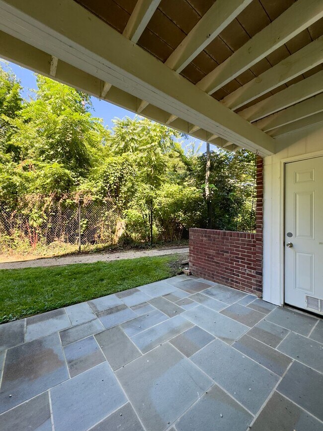 Building Photo - Charming and Spacious One Bedroom in Homeland Southway!