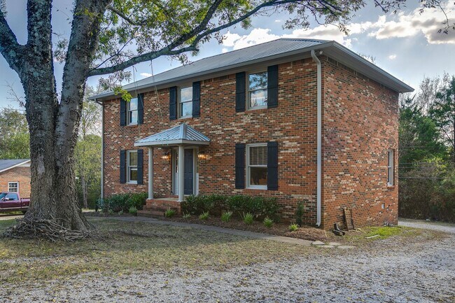 Building Photo - Beautifully Renovated Two Bedroom Duplex –...