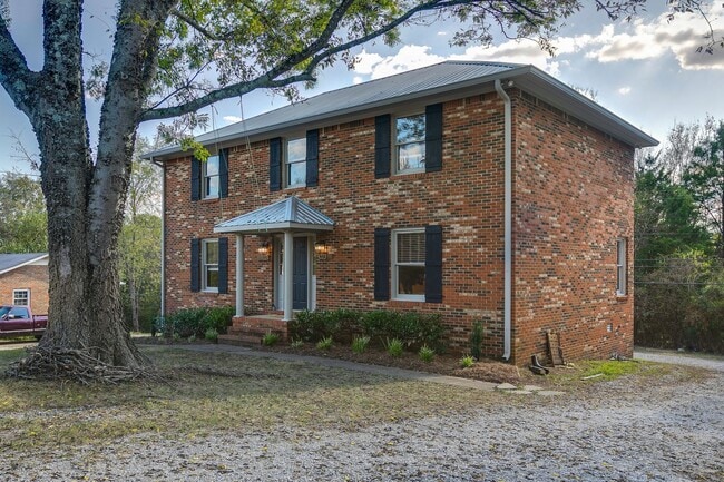 Building Photo - Beautifully Renovated Two Bedroom Duplex – Columbia, TN!