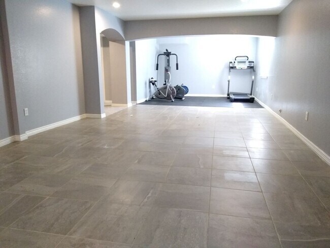 Building Photo - Massive and Expansive 5 Bedroom Green Vall...