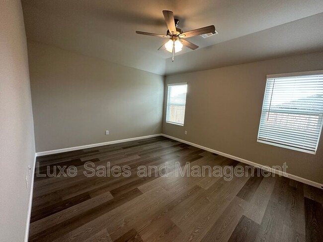 Building Photo - 10516 SW 41st Pl