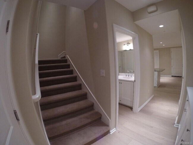 Building Photo - 2bd/2.5ba two car garage end unit condo in Orchard Hill Irvine for rent