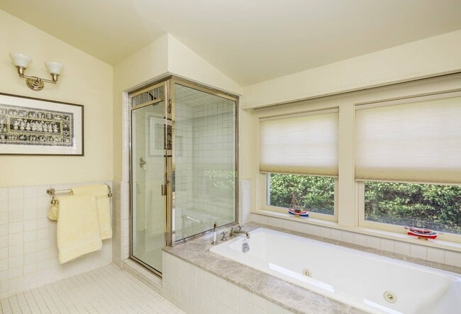 Building Photo - 27 Horseshoe Dr N