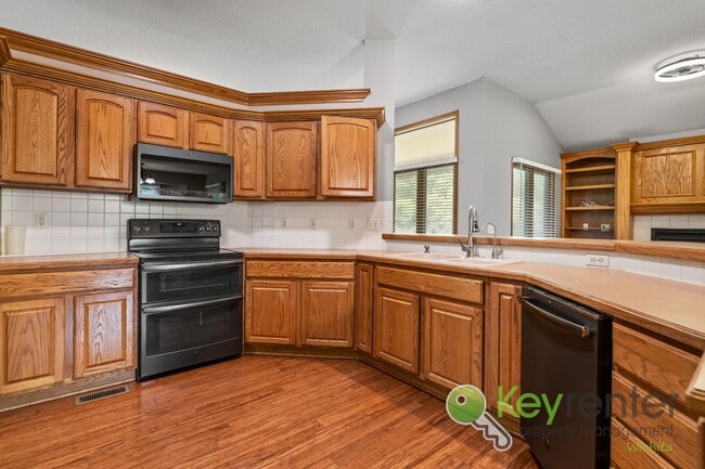 Building Photo - Beautiful, Rare 6 bedroom 3 bath house!