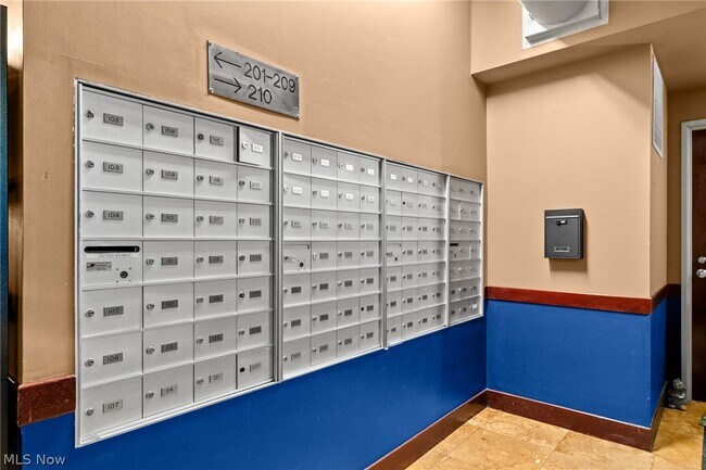 Building Photo - 1133 W 9th St