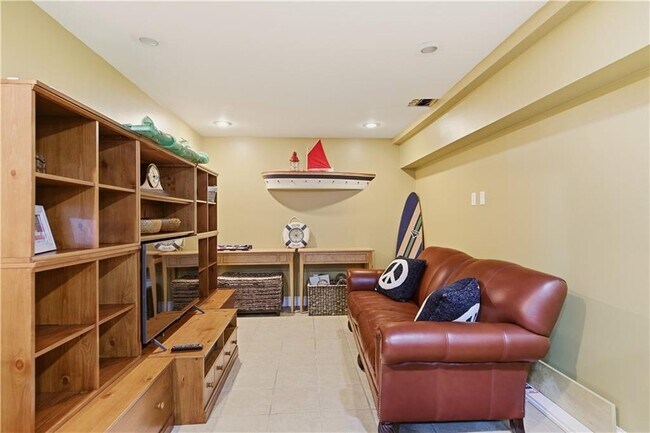 Building Photo - 23 Clinton St