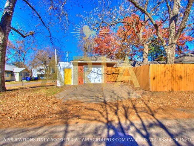 Building Photo - *COMING SOON!* UPDATED 3 BED/2 BATH DUPLEX...