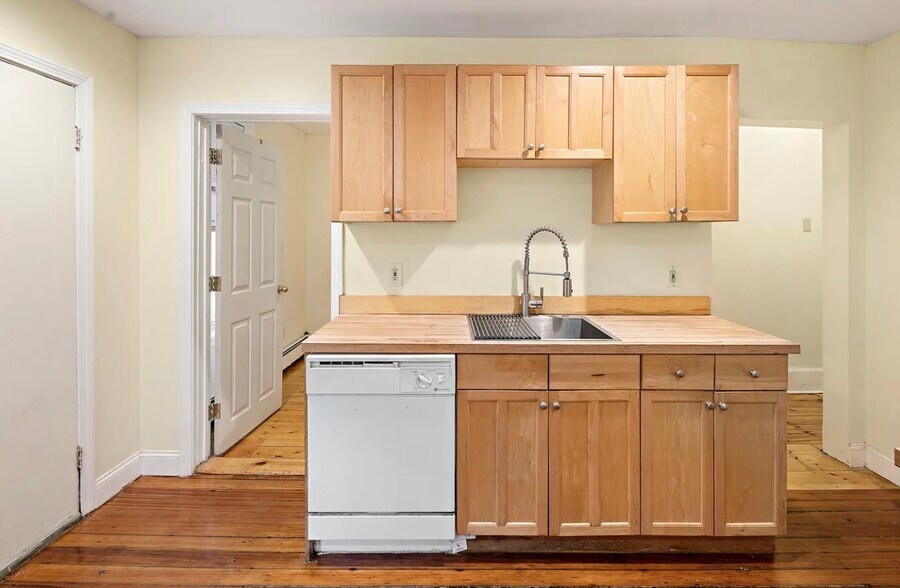 Building Photo - 65 Pleasant St