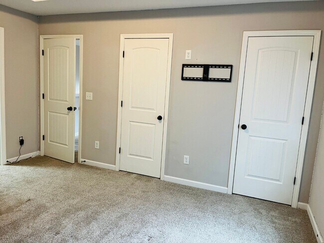 Building Photo - WOW! 5 bed, 4 full baths, brick exterior, ...